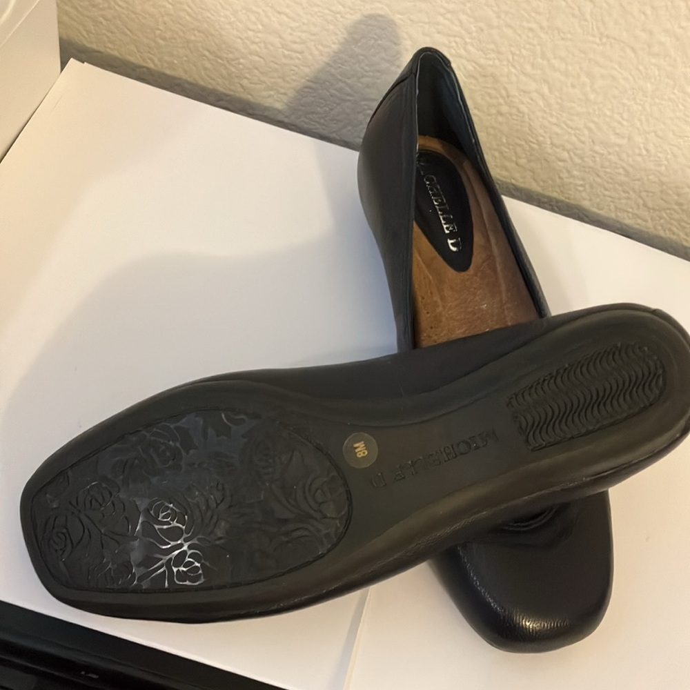 NWOT Michelle D Black Leather Flats With Elastic Stretch by Toe size 8 - Picture 3 of 5